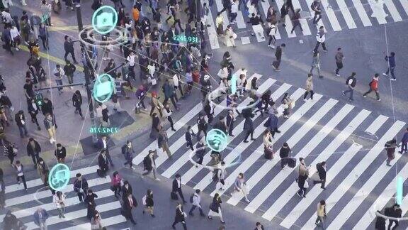 4K分辨率人与技术概念拥挤的人群行走和全球通信图标与网络连接线科技未来概念