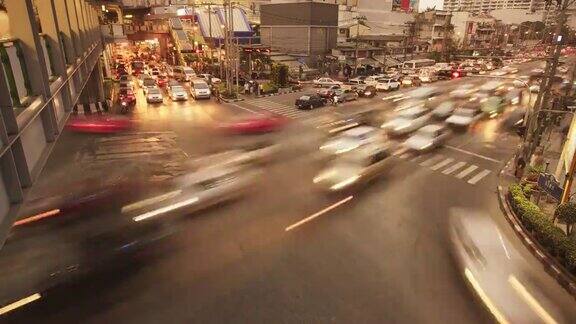 泰国曼谷素坤逸路交叉口的交通状况