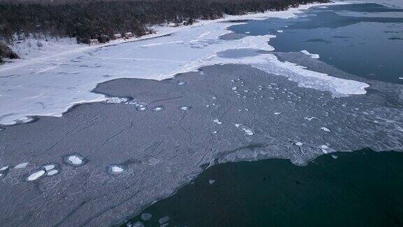 从空中俯瞰休伦湖上的冰