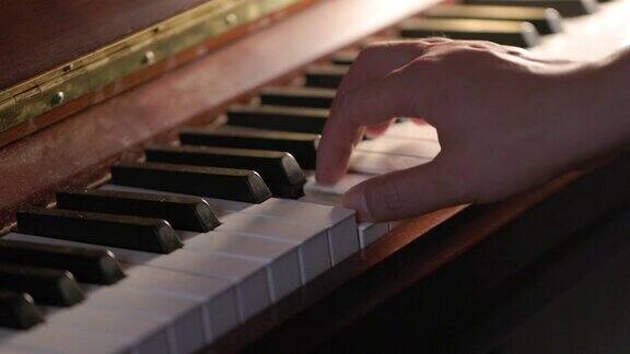 近距离的手弹钢琴