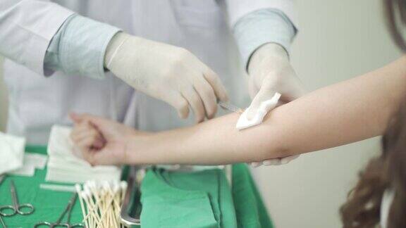 年轻女子从医生那里注射疫苗