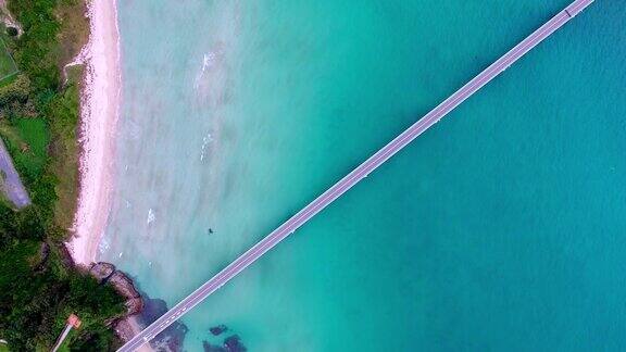 航拍的长桥与蓝色的海洋