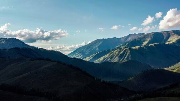 日出时的山景航拍画面