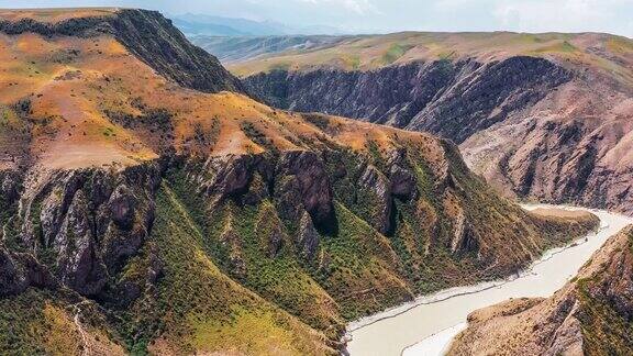 中国新疆壮观的郭克苏大峡谷自然景观