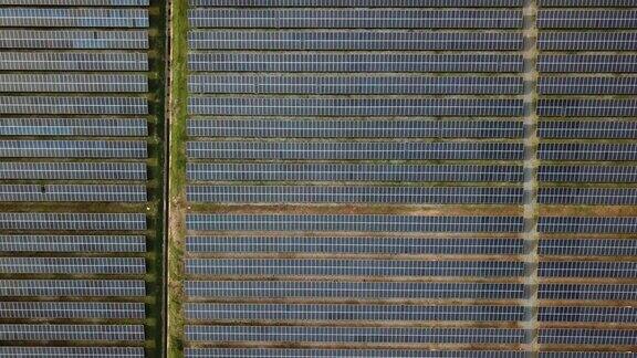 鸟瞰图太阳能农场电站在日落无人机拍摄