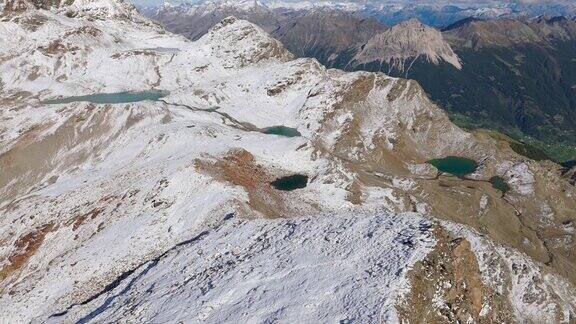 小小的冰川湖位于积雪覆盖的西玛丰塔纳山顶空中侧
