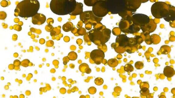 将洋甘菊油倒入水中产生黄色的气泡