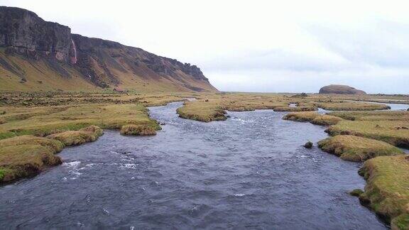 在冰岛的河流上飞行火山山下的冰川水无人机拍摄
