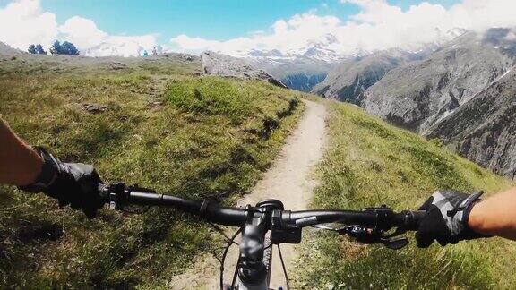 POV山地车在瑞士阿尔卑斯山的一条狭窄的小径上