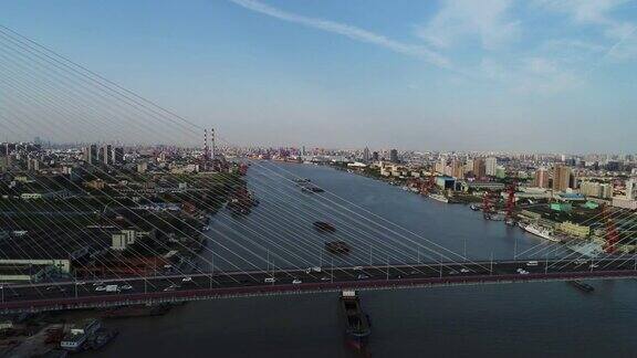 杨浦大桥上车辆的实时鸟瞰图