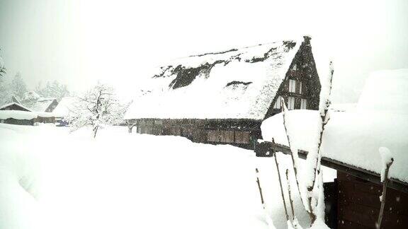 侧视图:白川村的日本大房子被雪覆盖