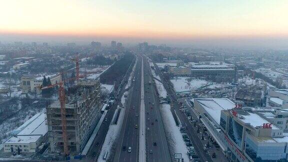 雪天日落时城市交通的静态鸟瞰图