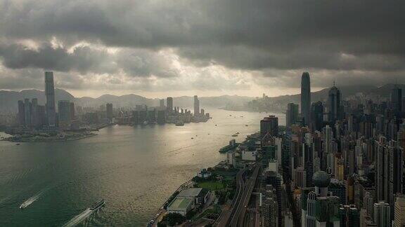 空中实时拍摄日出时的维多利亚港和香港城市