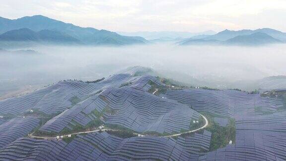在晨雾中鸟瞰美丽的山地太阳能发电厂