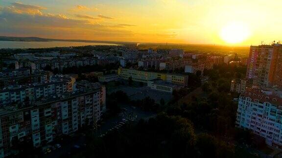 日落时分一架无人机在东欧城市布尔加斯上空飞行