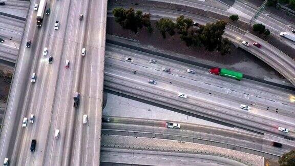 高速公路上的交通航拍