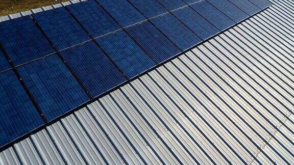 在阳光明媚的日子里屋顶上的光伏太阳能电池产生清洁的可再生能源