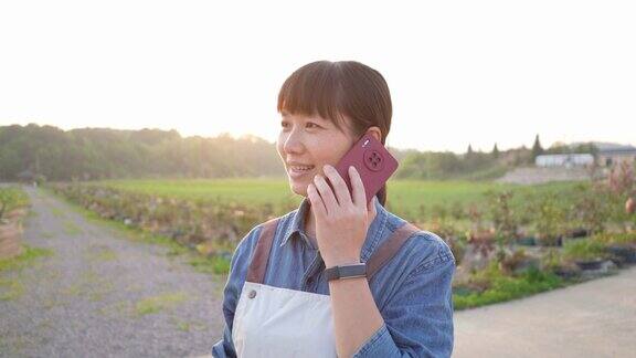 农家女孩老板打电话的表情特写