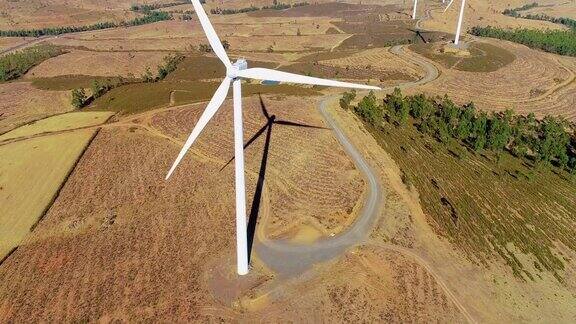蓝天下的风力涡轮机可再生能源生产的绿色环境世界-近景无人机-环境和生态