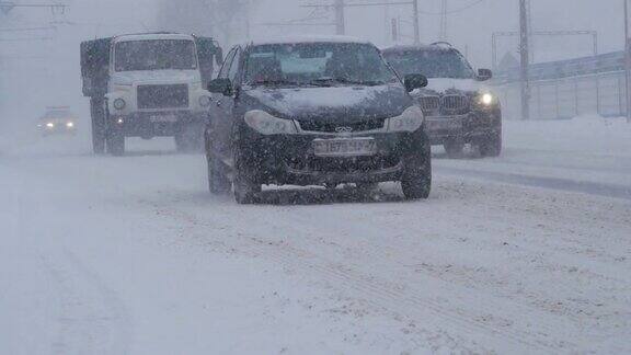 城市遭遇暴风雪天气交通在城市中行驶在暴风雪期间