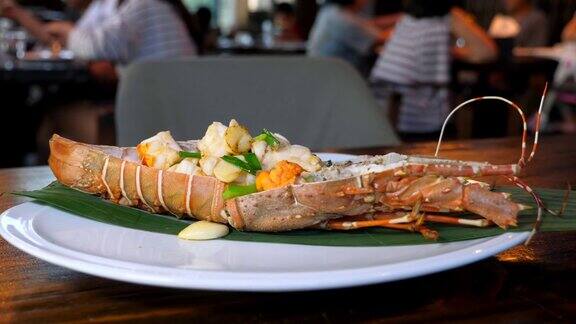 海鲜餐厅-木桌鲜红龙虾配熟肉