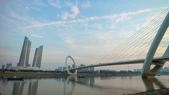 夏天日南京著名国际青年文化中心滨江步行桥湾时光全景4k中国