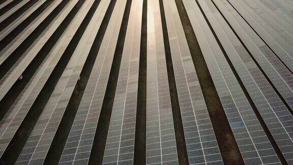 日落时太阳能发电厂的太阳能电池板