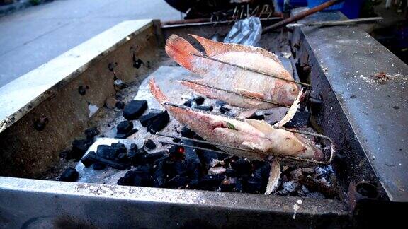泰国街头小吃烤鱼与盐
