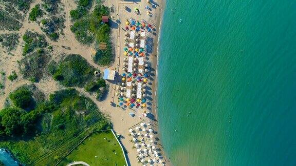 无人机从上到下拍摄海滩和海水度假村的鸟瞰图