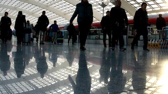 人们走在现代化的机场车站