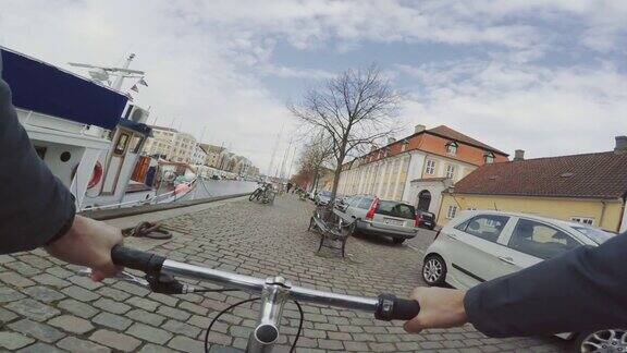 POV骑着城市道路上的城市自行车