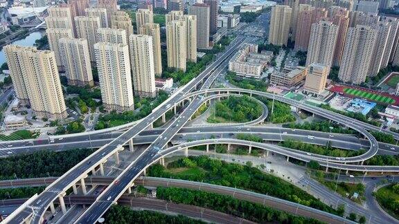 空中无人机拍摄的交通在白天的城市街道南昌中国