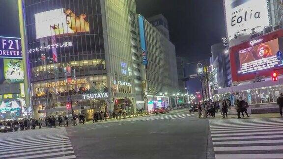 下着雨的日本东京行人穿过涉谷十字路口