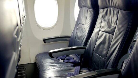 商用飞机机舱内部乘客座位为蓝色