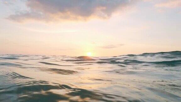金色日落时清澈的海浪