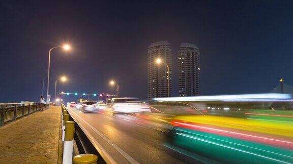 4K时间间隔:夜间桥上的交通车辆