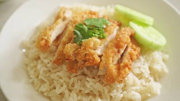 炸鸡米饭或海南鸡饭-亚洲风味