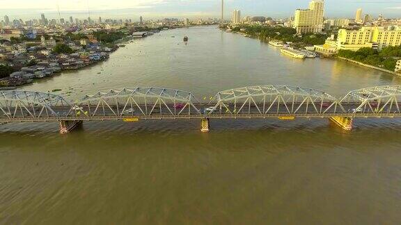 钢桥横跨河流清晨交通鸟瞰图