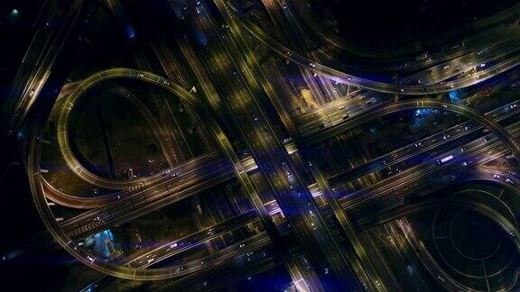 高速公路在大城市高速公路进入城市夜间灯光图片由无人机俯视图