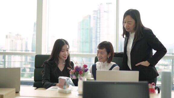 亚洲华人女性在办公室工作讨论
