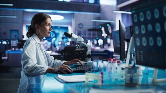 医学研究与发展中心:白人女科学家用显微镜分析培养皿样本为中风患者的康复开发创新药物的专家
