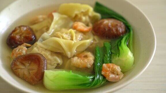 亚洲风味的虾菜猪肉饺子汤