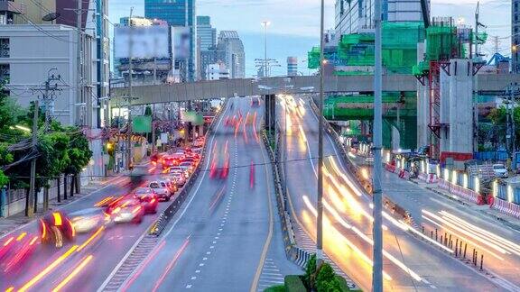 在曼谷市中心与道路街道的桥梁上行驶的汽车鸟瞰图的时间流逝