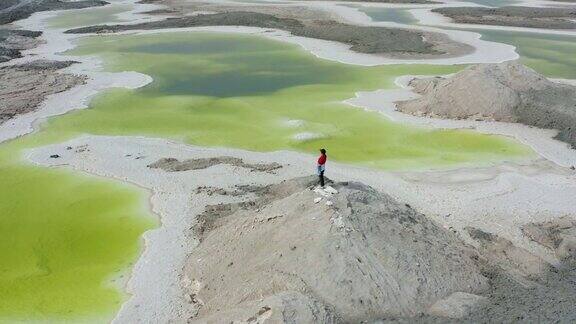 鸟瞰图的妇女参观翡翠湖(盐湖)青海中国