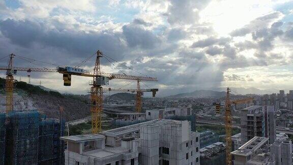 城市建筑工地上建造房屋的起重机鸟瞰图