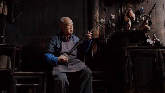 弹长颈琵琶的中国老人