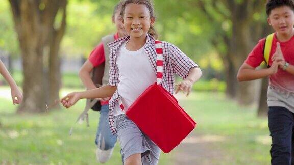 快乐的小学生在学校奔跑回到学校