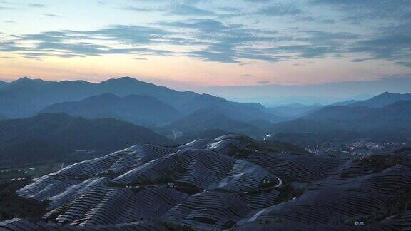 黄昏时分山顶上壮丽的太阳能农场