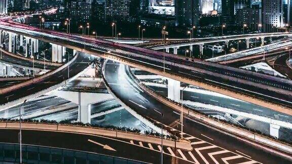 夜间的立交桥和城市交通的视角