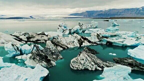 Jokulsarlon冰川泻湖中的冰山(颜色校正)